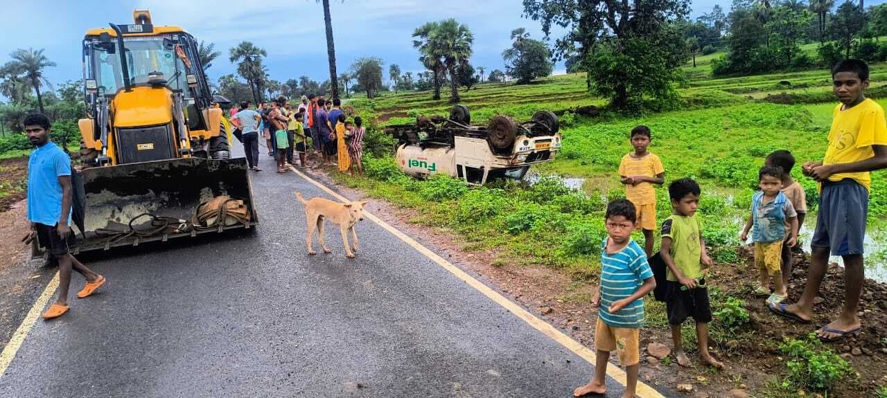 टैंकर पलटा, 700 लीटर डीजल बहा