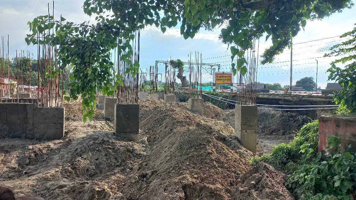 काढागोला स्टेशन भवन का निर्माण प्लेटफार्म स्तर तक पहुंचा