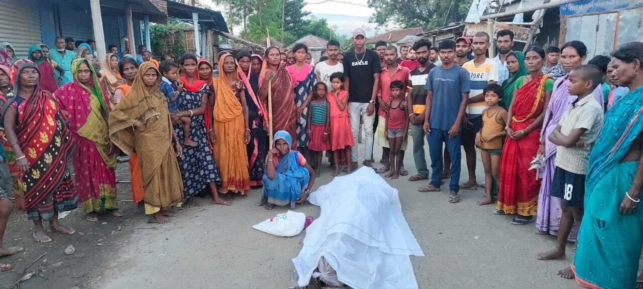 आदिवासी की गोली मार हत्या मामले में परिजनों ने किया सड़क जाम, स्थिति तनावपूर्ण