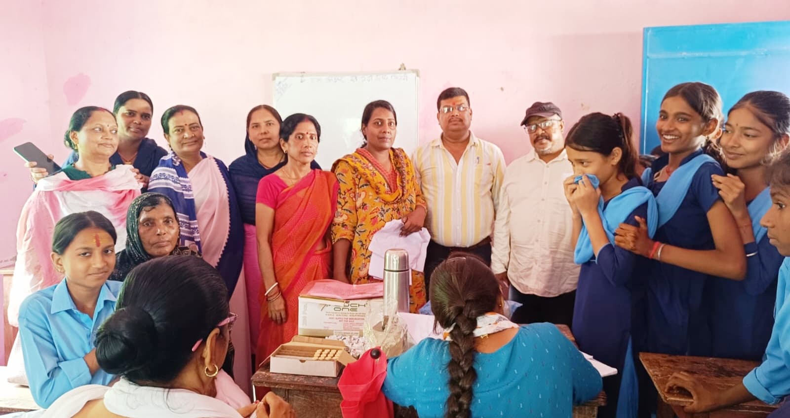 कन्या मध्य विद्यालय में 50 किशोरियों को दिया गया एचपीवी वैक्सीन