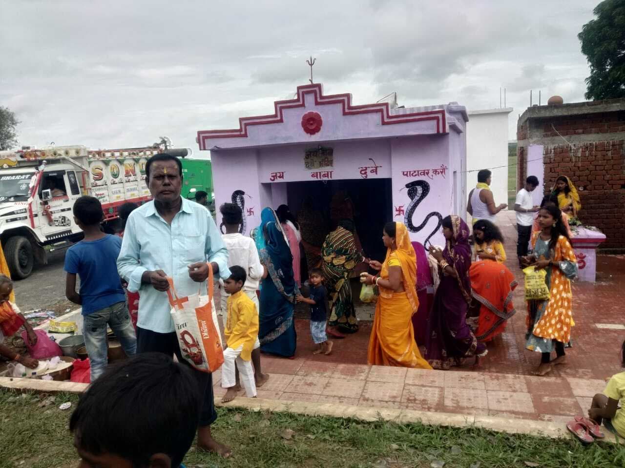 करौं में धूमधाम से हुई बाबा दुबे की वार्षिक पूजा