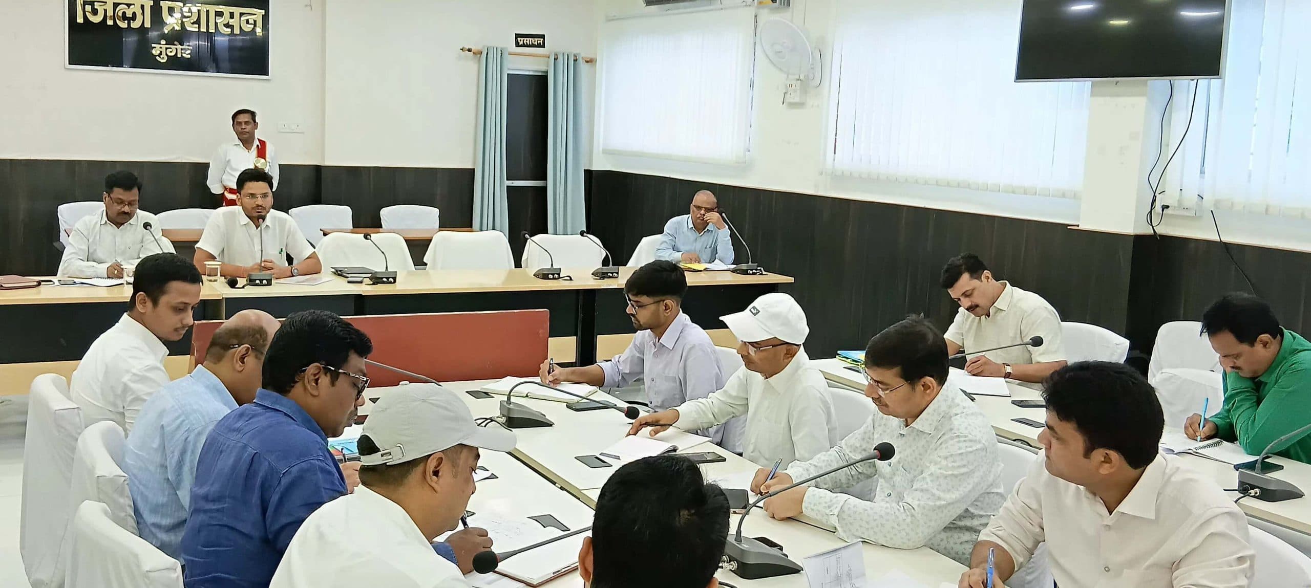 अंचल स्तर पर अधिकांश मामले लंबित, डीएम ने तेजी लाने का दिया निर्देश