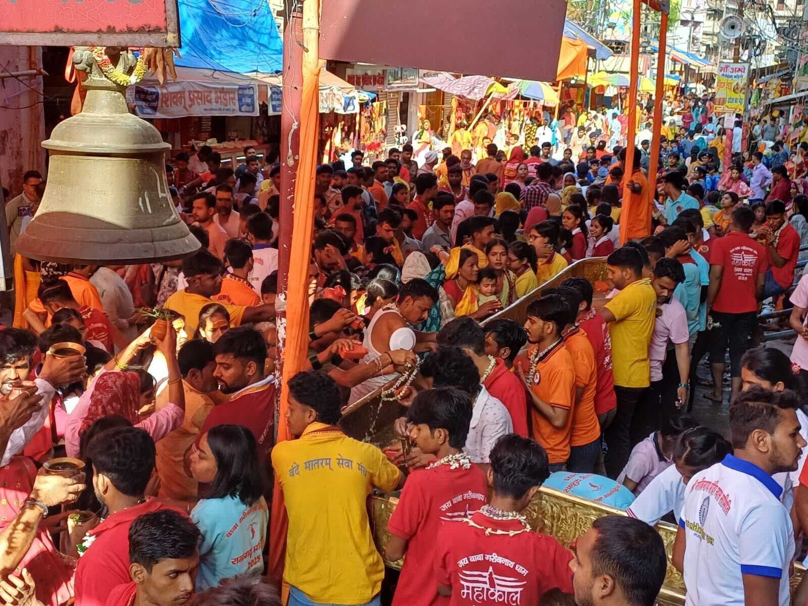 50 हजार कांवरियों और भक्तों ने किया गरीबनाथ का जलाभिषेक