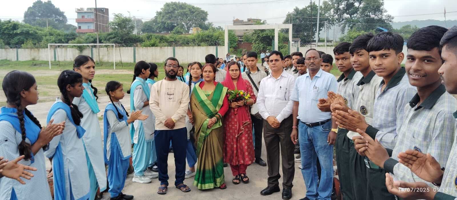 शिक्षिका के लौटने पर विद्यार्थियों ने किया स्वागत