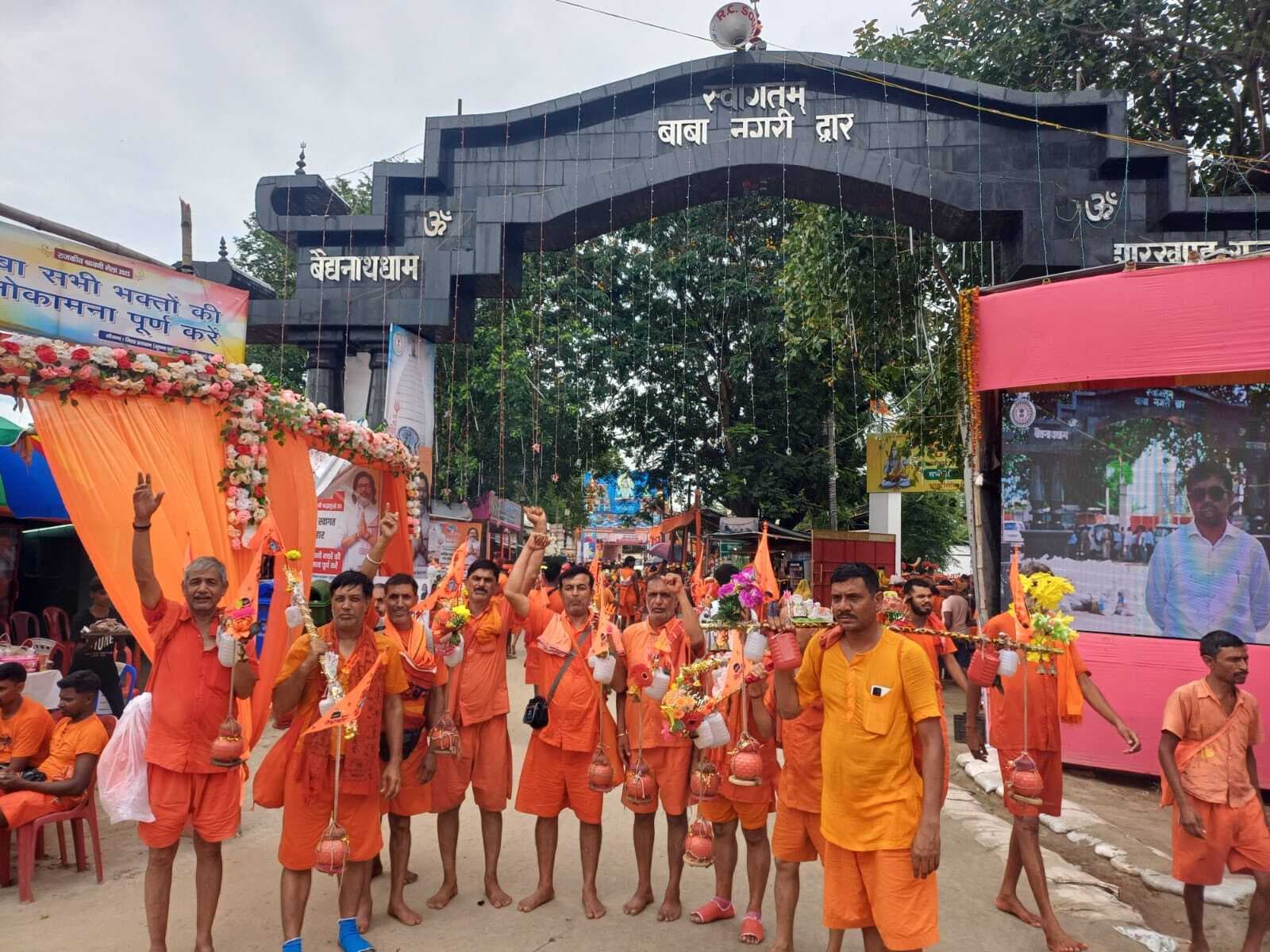 कांवरिया पथ से लाइव : सुबह में हर घंटे ढाई से तीन हजार कांवरियों ने किया दुम्मा गेट से प्रवेश