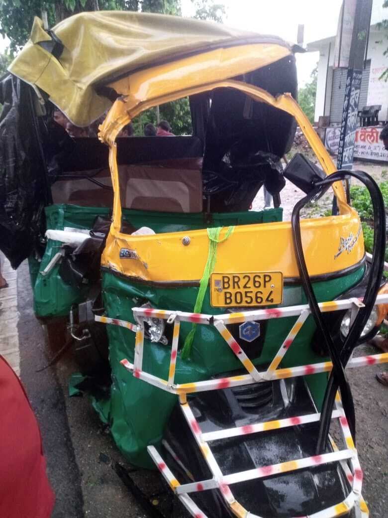 कुटुंबा में ऑटो व हाइवा की टक्कर  में एक की मौत, आठ जख्मी