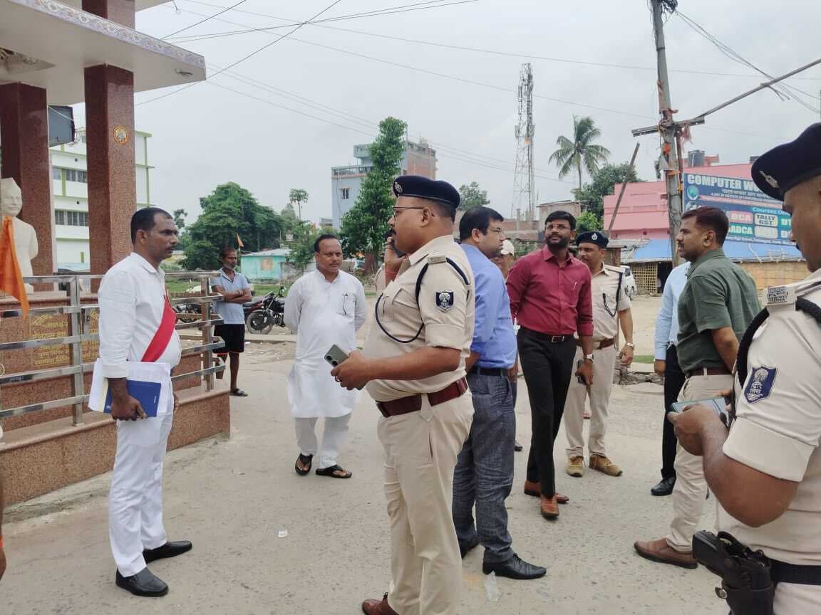 डीएम, एसपी ने महावीरी झंडा शोभा यात्रा के रूट का किया निरीक्षण