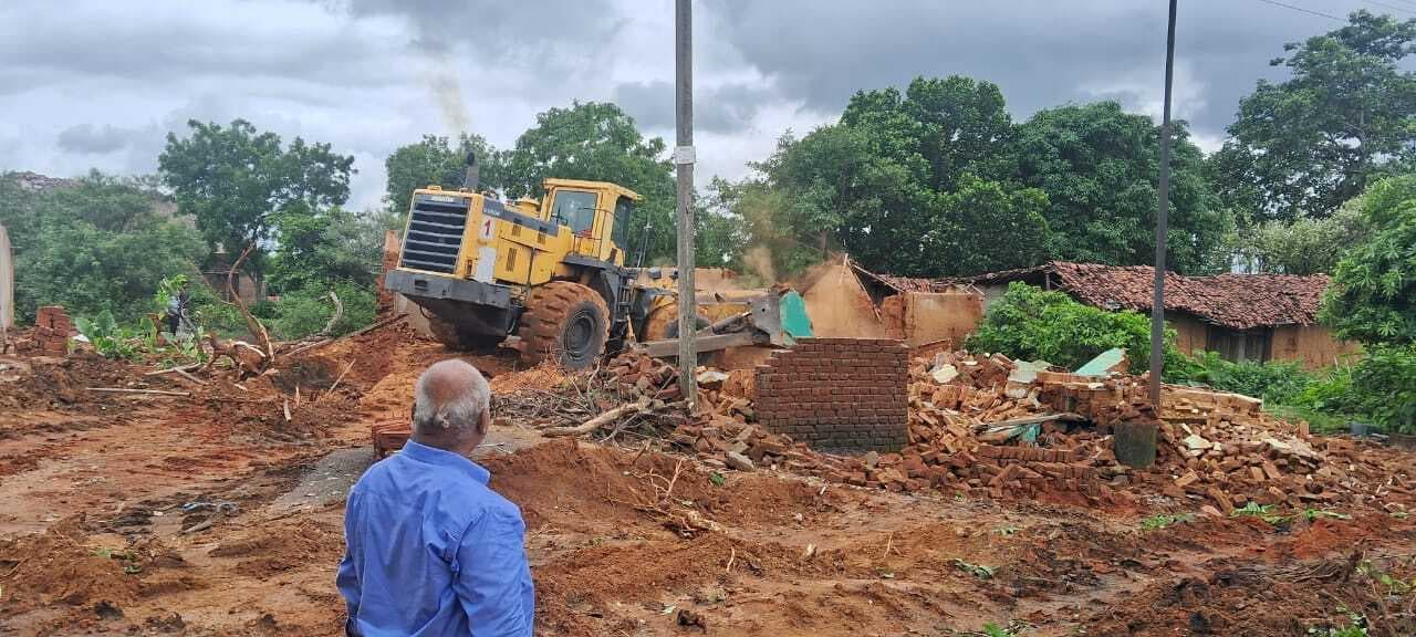 चितरा: कोलियरी विस्तार के लिए तीन घरों को कराया ध्वस्त