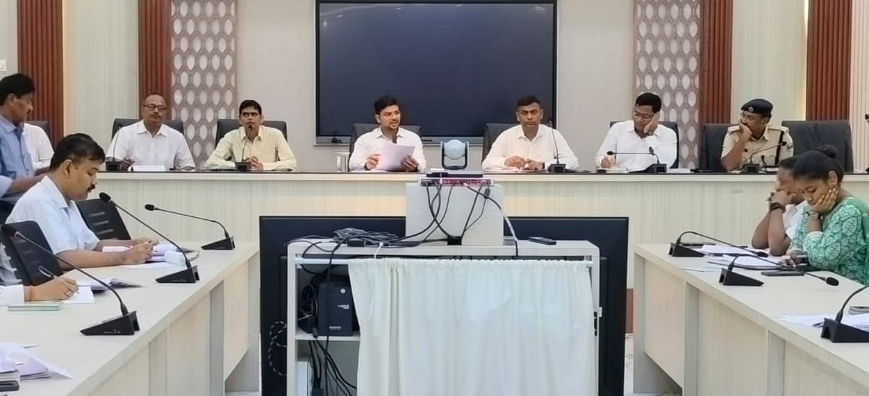 आयकर विभाग के प्रावधानों का शत प्रतिशत हो अनुपालन : डीएम