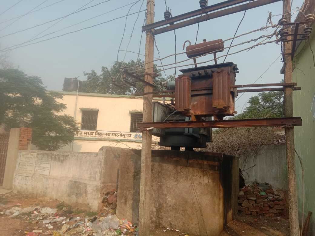 स्कूल गेट के सामने से ट्रांसफाॅर्मर हटाने की मांग की