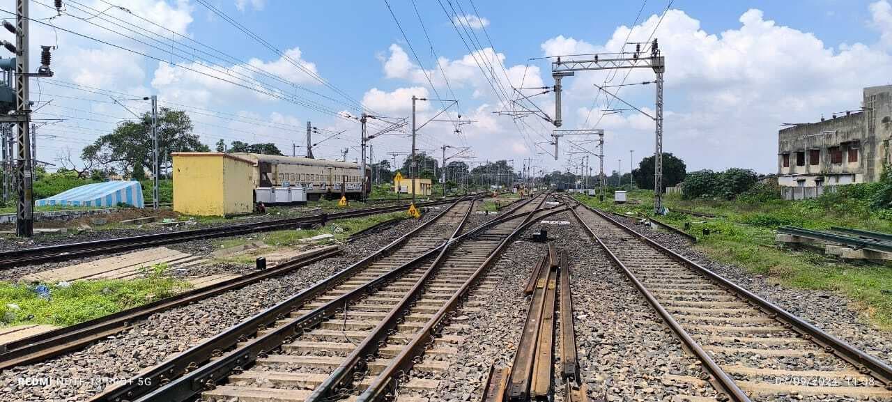 मधुपुर में ट्रेन से कटकर वृद्ध की मौत