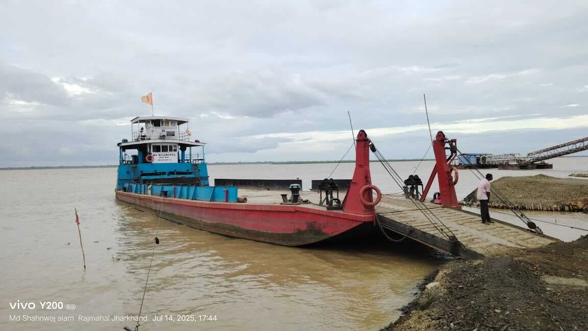 गंगा का जलस्तर बढ़ा, राजमहल-मानिकचक फेरी घाट पर मालवाहन परिचालन बंद