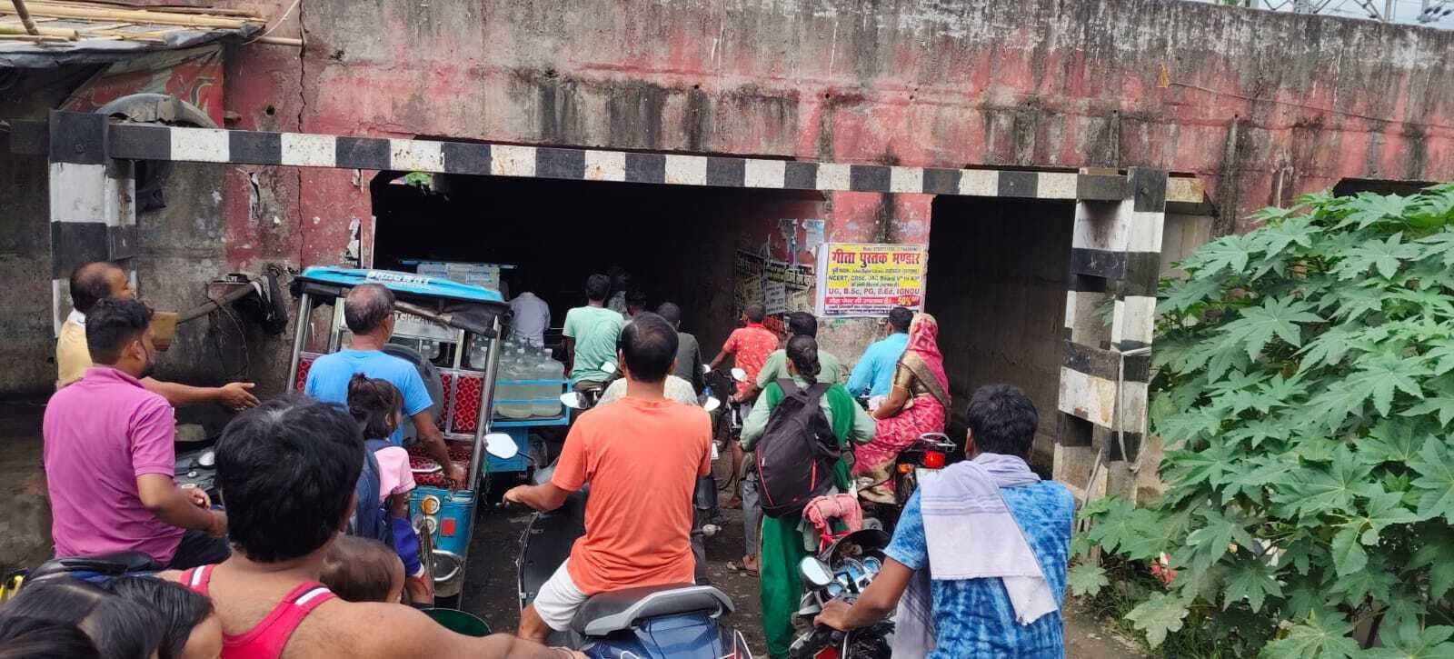 अंडरपास में लगा जाम, घंटे भर फंसे स्कूली बच्चे, रहे परेशान