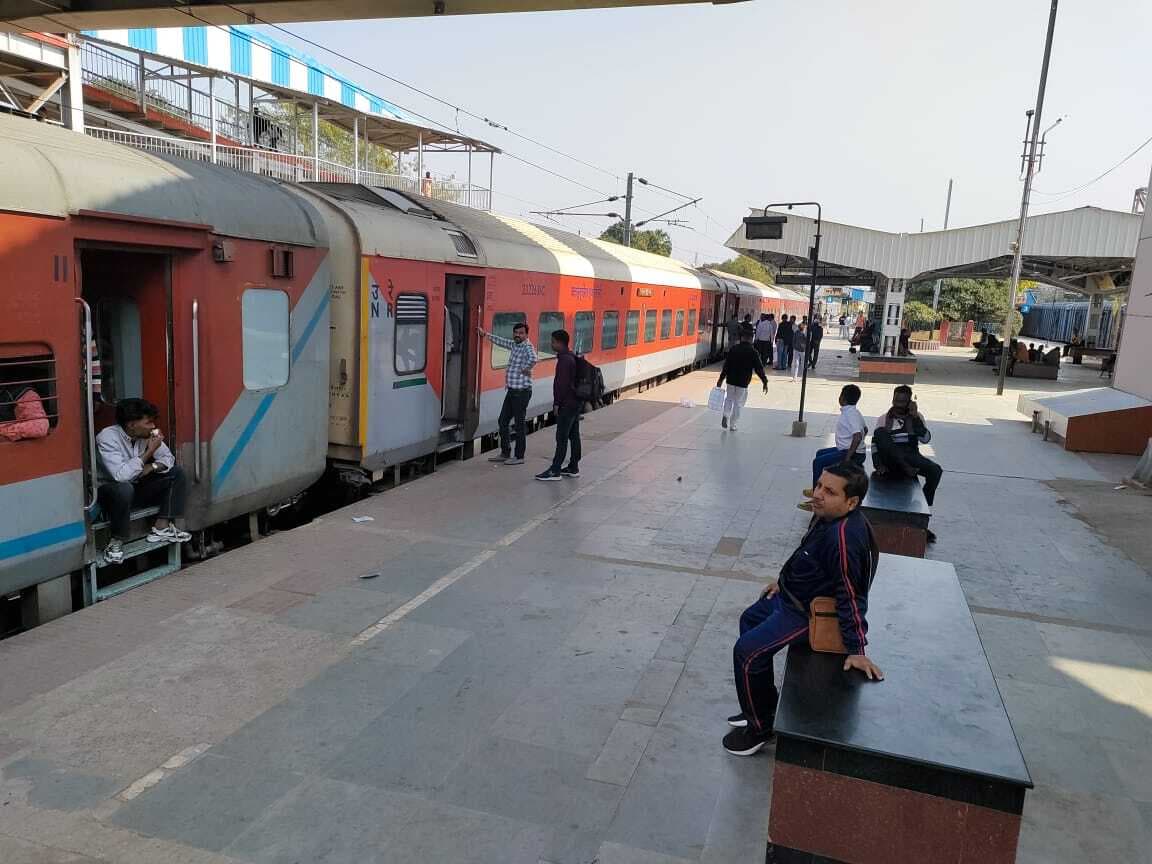 हावड़ा-नयी दिल्ली स्पेशल ट्रेन से दो बैग में भरी शराब जब्त