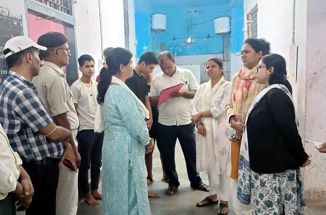 बच्चों की देखभाल करने में किसी तरह की लापरवाही नहीं करे