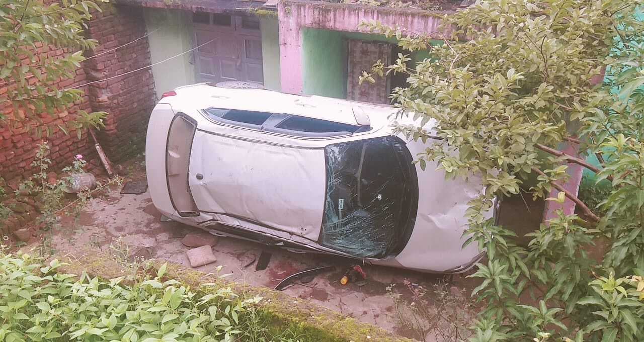 Bokaro News : चहारदीवारी तोड़ कर पलटी कार, तीन लोग घायल