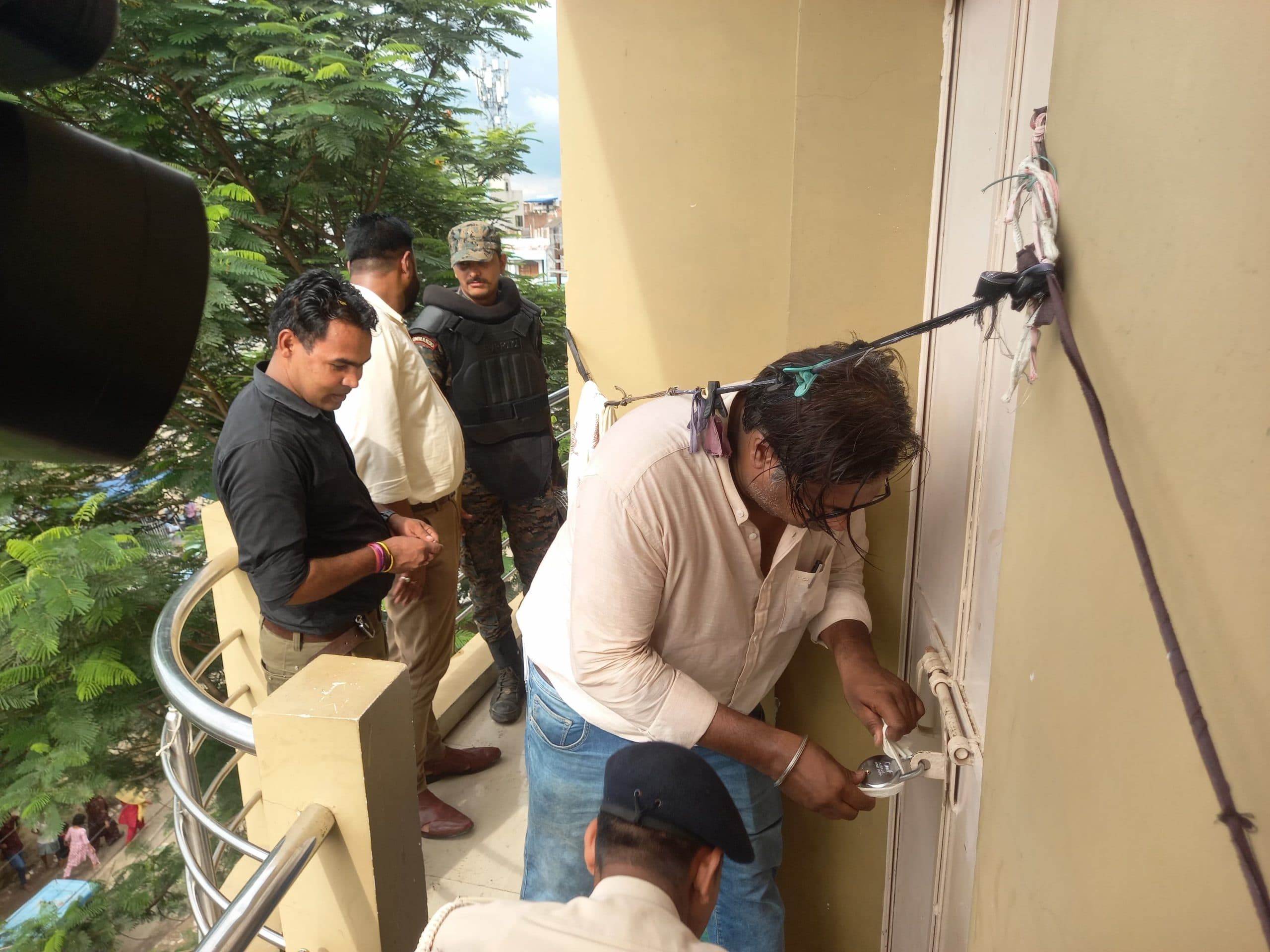 कर्ज न चुकाने पर प्रशासन की बड़ी कार्रवाई, मो अजीमुद्दीन की तीन बिल्डिंग सील