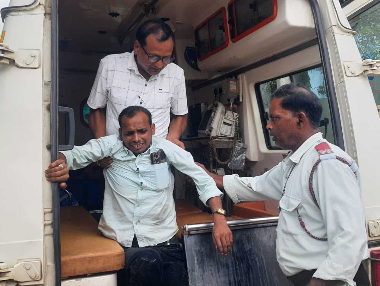 मुड़ियारी मोड़ में दो बाइक के बीच हुई टक्कर, चालक घायल