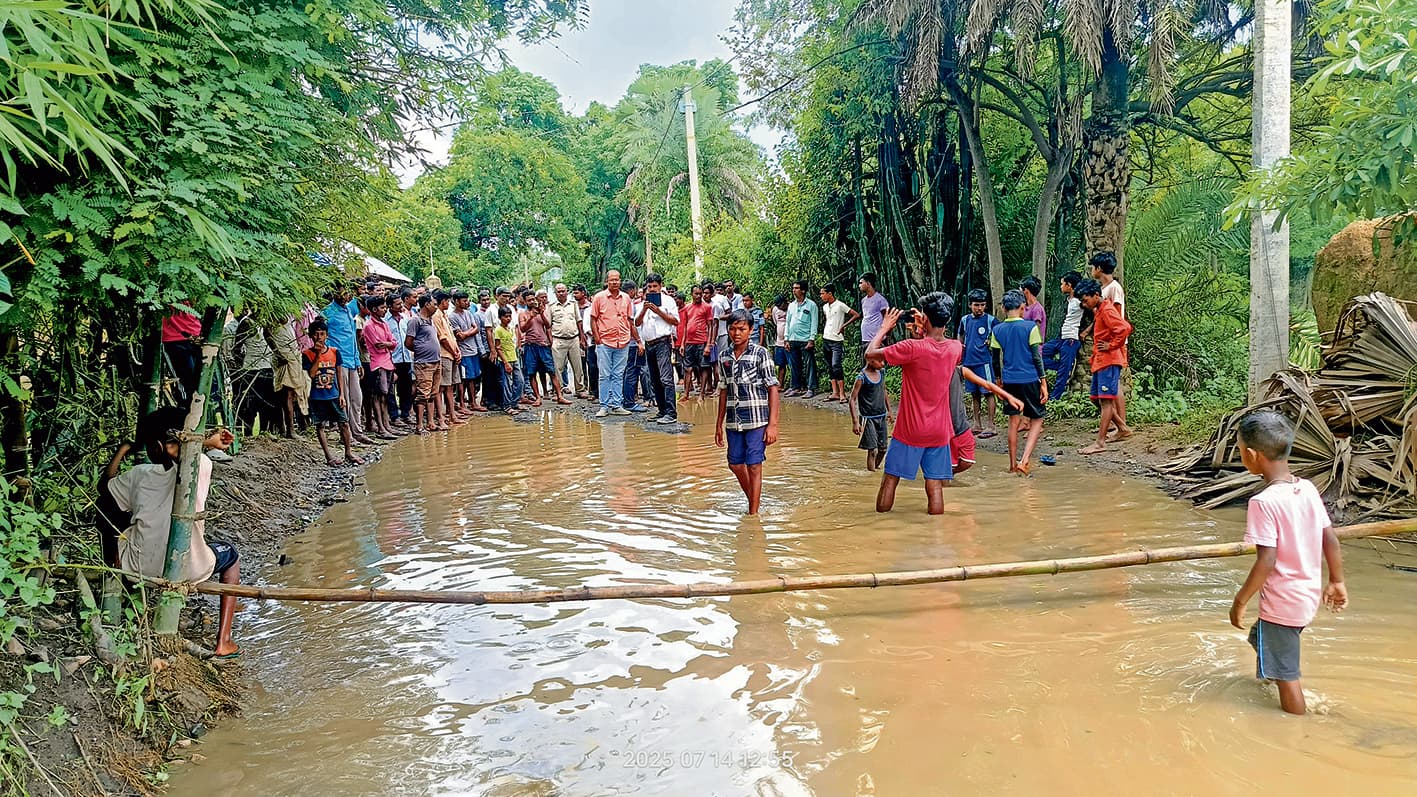 बदहाल सड़क पर जलजमाव, चक्काजाम