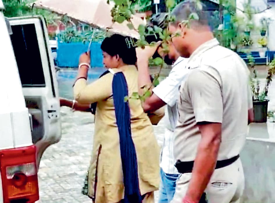 कांकसा : मामी के घर से गहने चुराये आरोपी भांजी और साथी गिरफ्तार, जेवर चोरी का केस