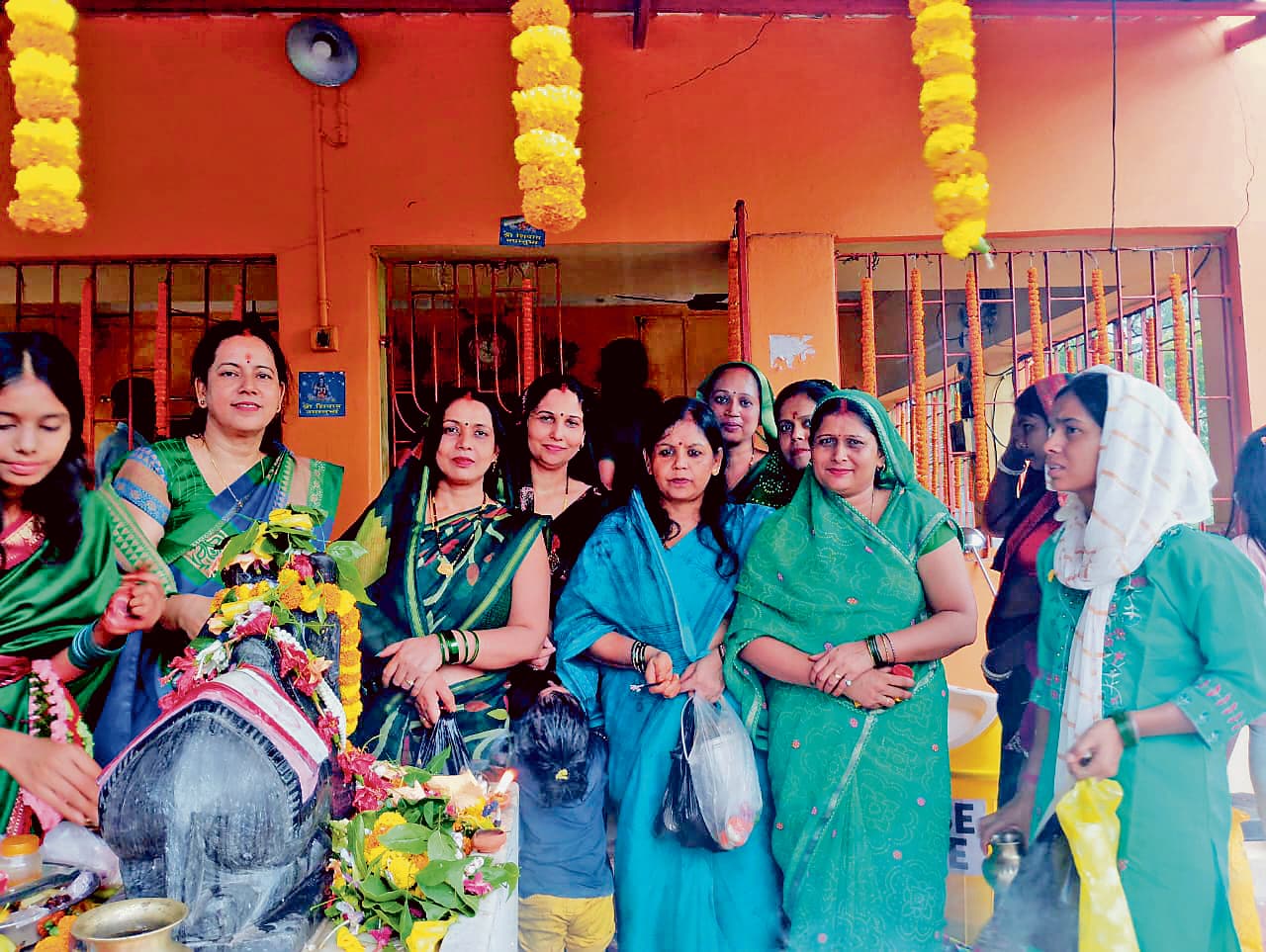 मंदिरों व शिवालयों में जलार्पण को उमड़े भक्त