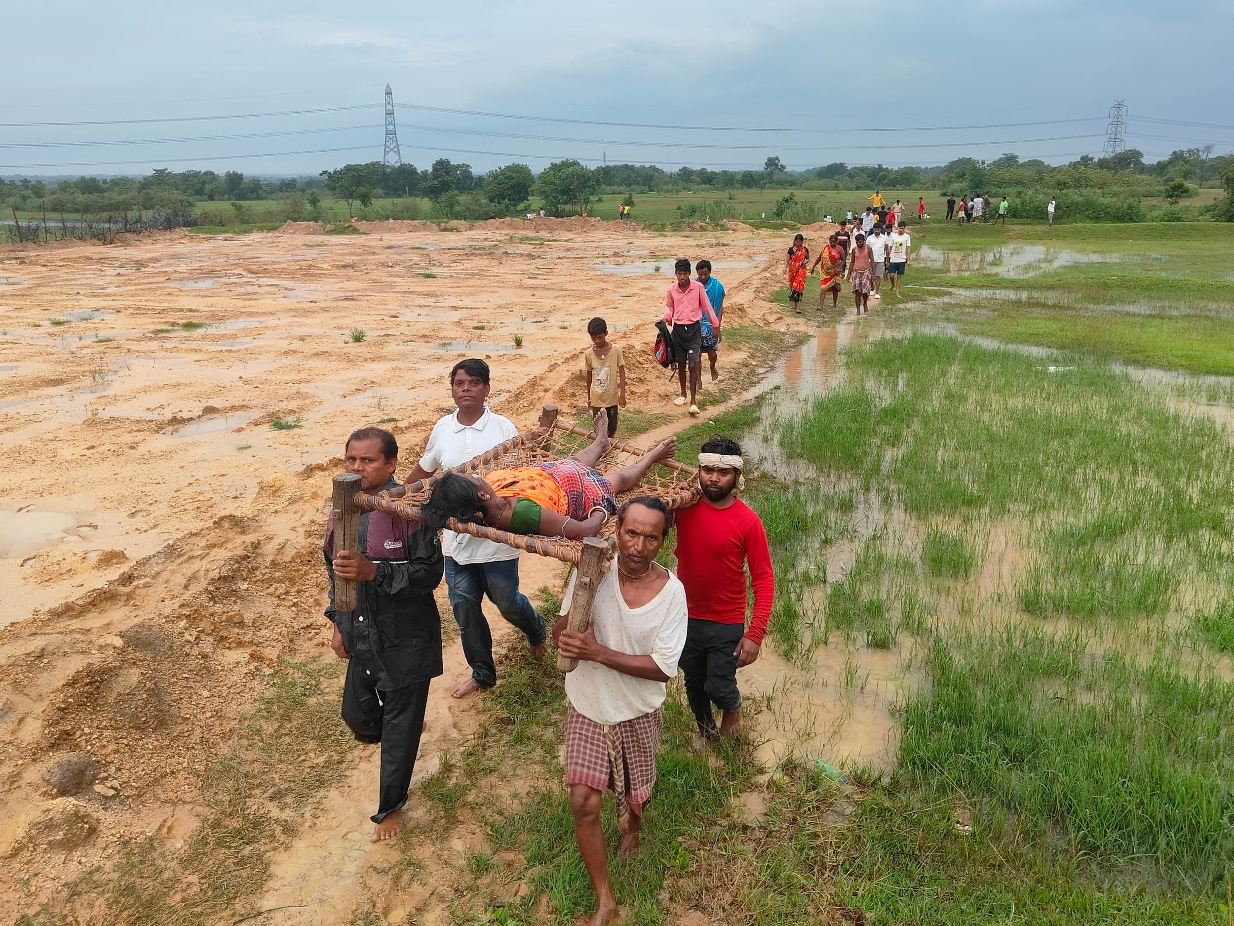 Bokaro News :धनरोपनी कर रहे लोगों पर गिरा ठनका, दो महिलाओं की मौत, छह गंभीर