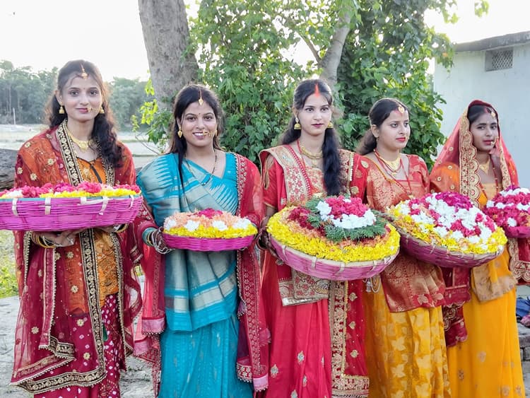 Darbhanga News: व्रतियों ने लोढ़ा फूल, नवविवाहिताओं का विशिष्ट लोकपर्व मधुश्रावणी आज से