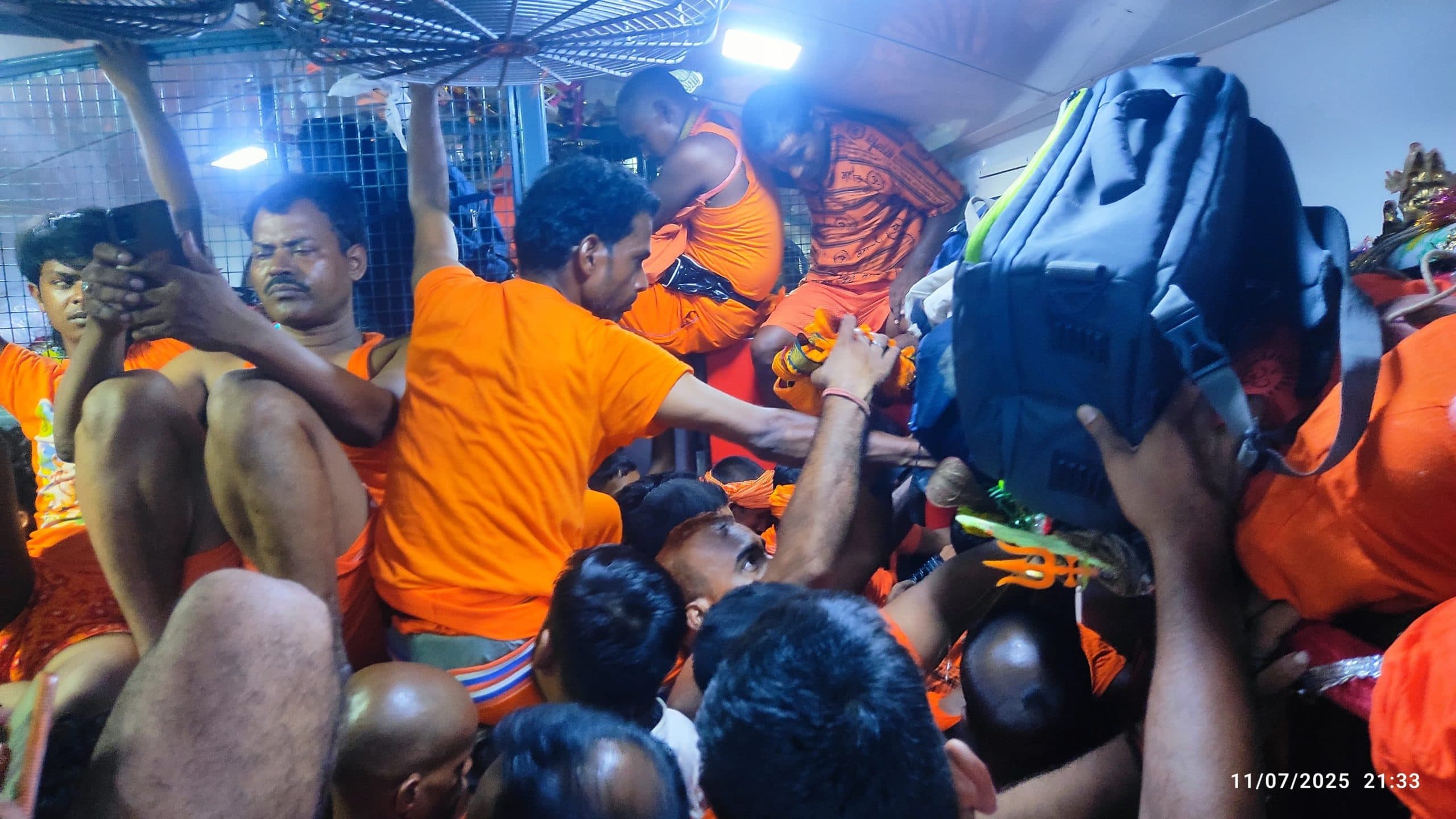 पश्चिम की ओर से आने वाली ट्रेन में गूंज रहे बोल-बम के नारे