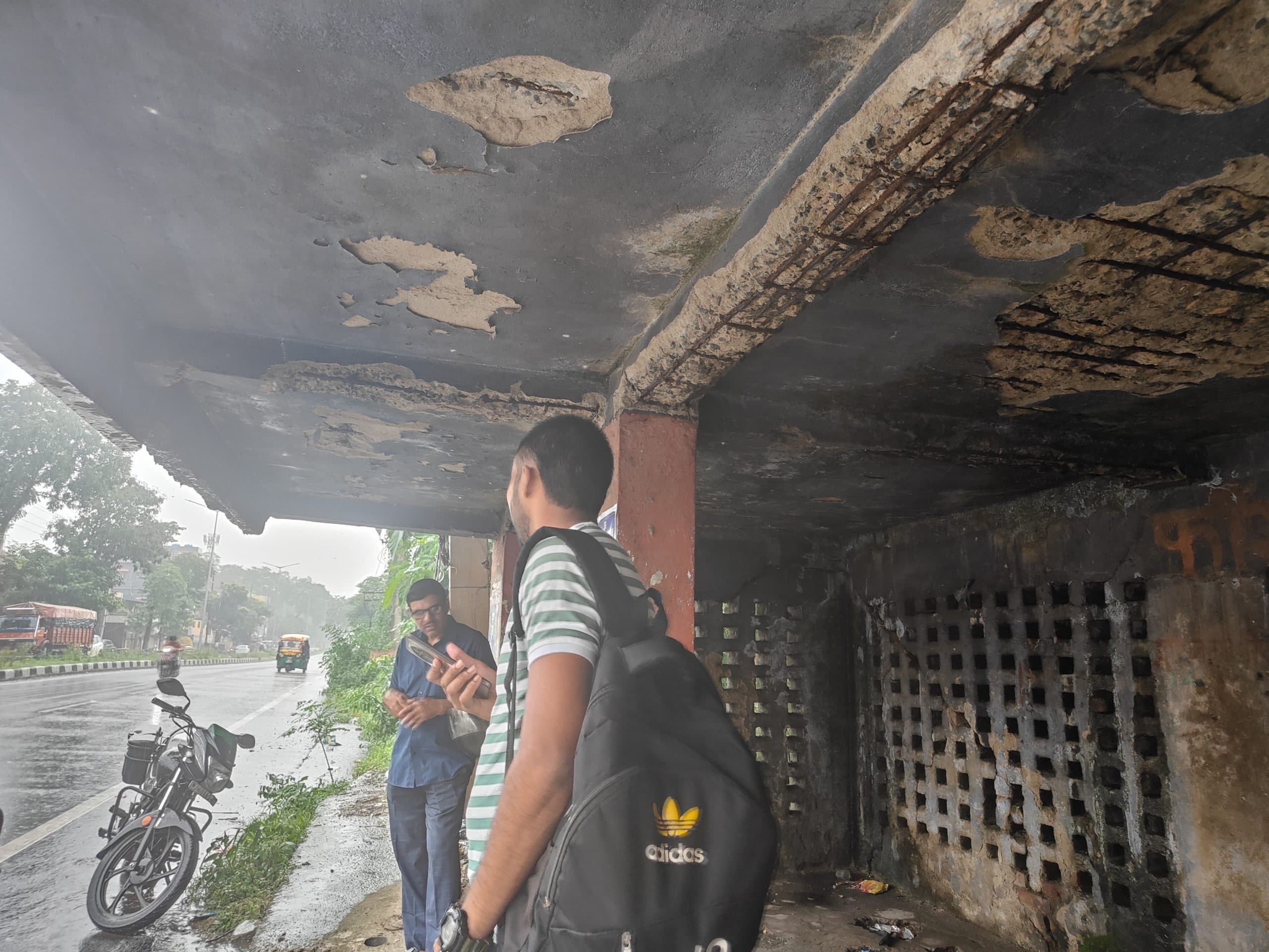 Bokaro News : चास ब्लॉक के समीप जर्जर यात्री शेड हादसे को दे रहा आमंत्रण