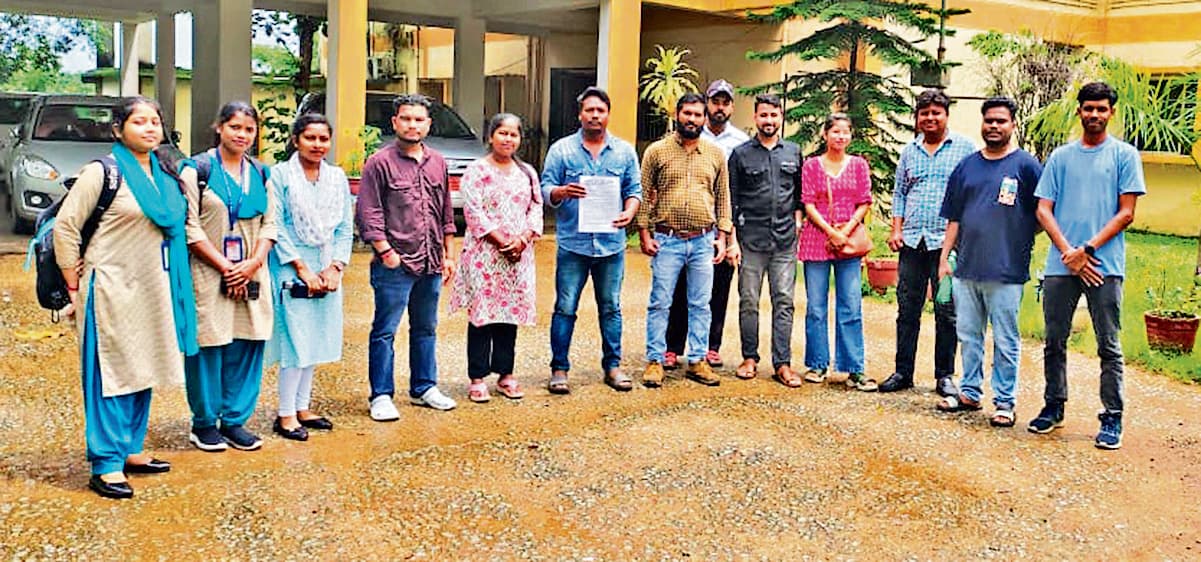 Chaibasa News :  विद्यार्थियों की समस्याएं सात दिनों में नहीं सुलझीं, तो विवि में तालाबंदी करेंगे