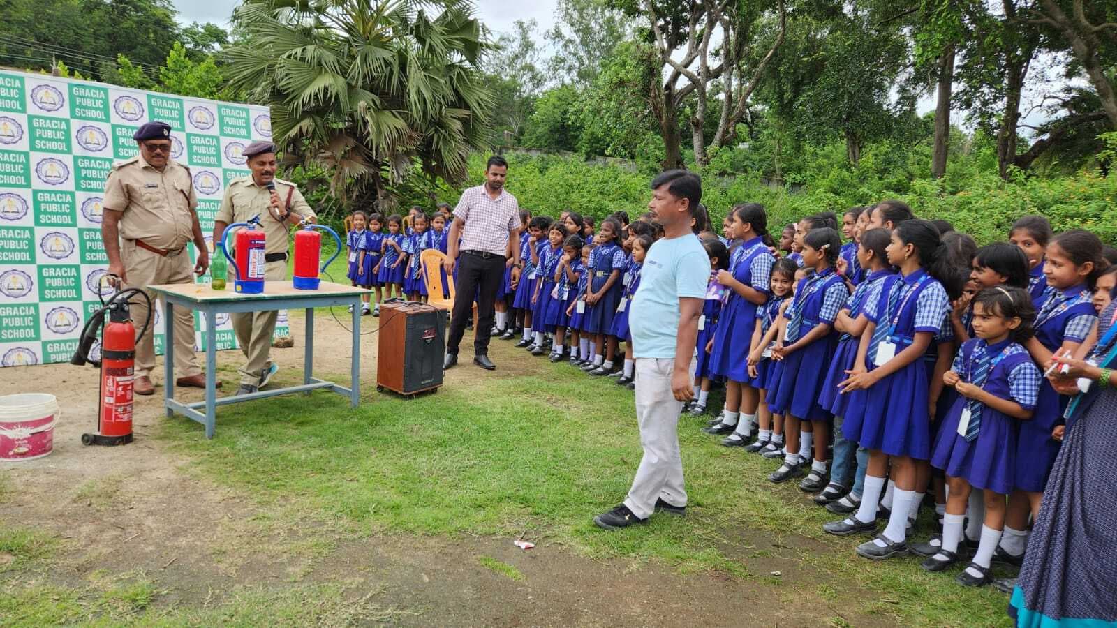 Giridih News : मॉकड्रिल से बच्चों को दिये गये आग से बचाव के टिप्स