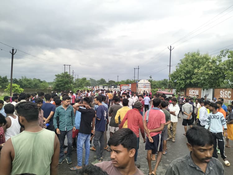 Giridih News : गाय से बचने के चक्कर में ट्रक से टकरायी बाइक, फूफा-भतीजे की मौत