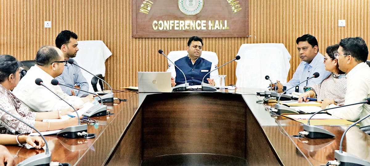 Chaibasa News : सरकारी योजनाओं को शीघ्र योग्य बच्चों तक पहुंचाएं : डीसी