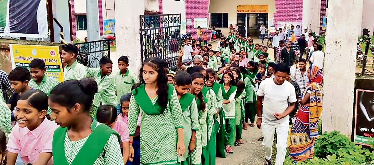 Seraikela Kharsawan news : एचएम के तबादले के विरोध में विद्यार्थियों का पैदल मार्च, कुकड़ू प्रखंड कार्यालय पहुंचकर जताया विरोध