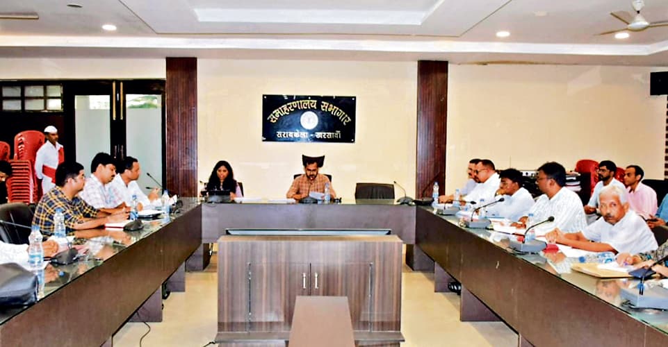 Seraikela Kharsawan news : स्वास्थ्य कार्यों में सुस्ती पर सीएचओ-एएनएम को शोकॉज