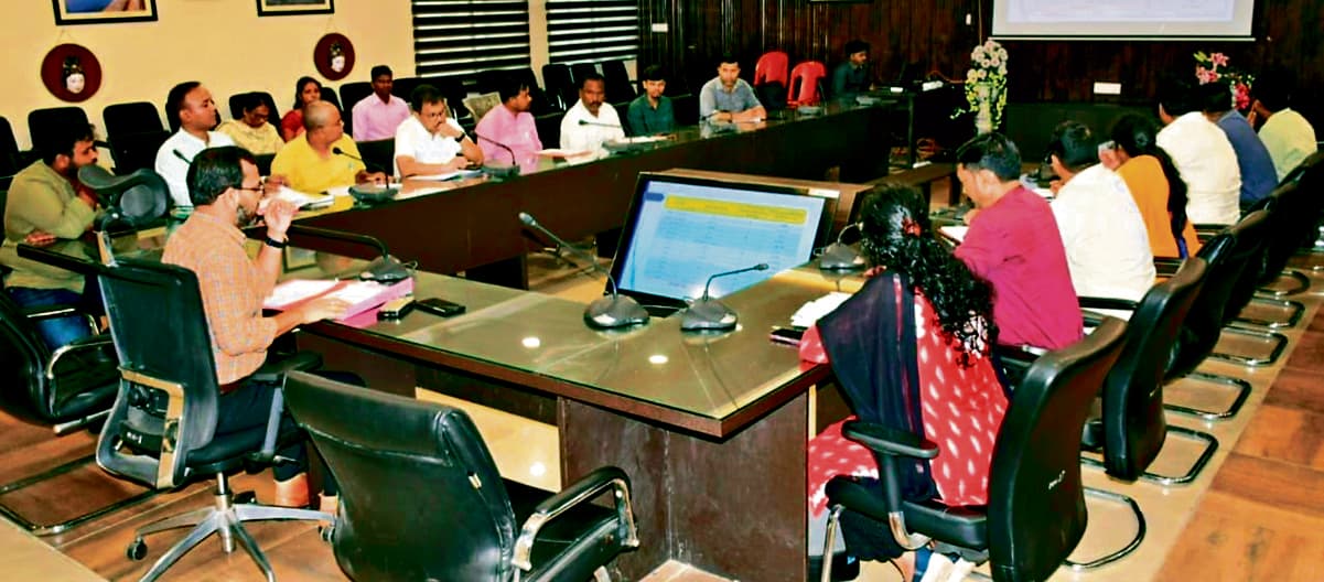 Seraikela Kharsawan news : किसानों को बहुविकल्पीय खेती के लिए प्रोत्साहित करें : डीसी