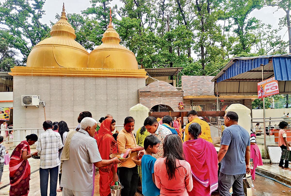 Chaibasa News : पहली सोमवारी पर शिवमय हुए मंदिर व शिवालय