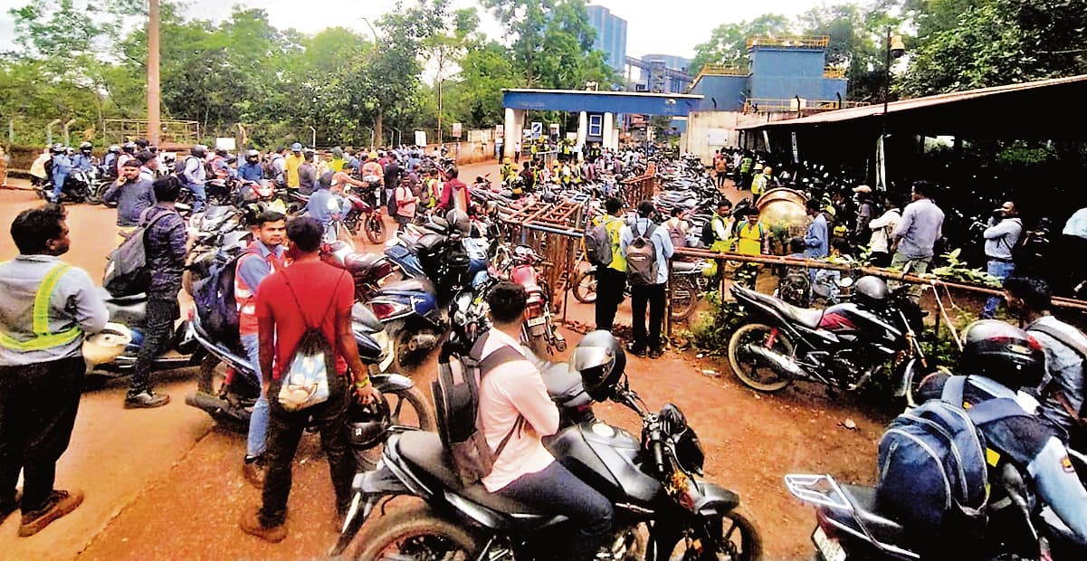 Chaibasa News : टाटा स्टील नाेवामुंडी के बॉटम बिन गेट को रैयतों ने एक घंटा बंद रखा