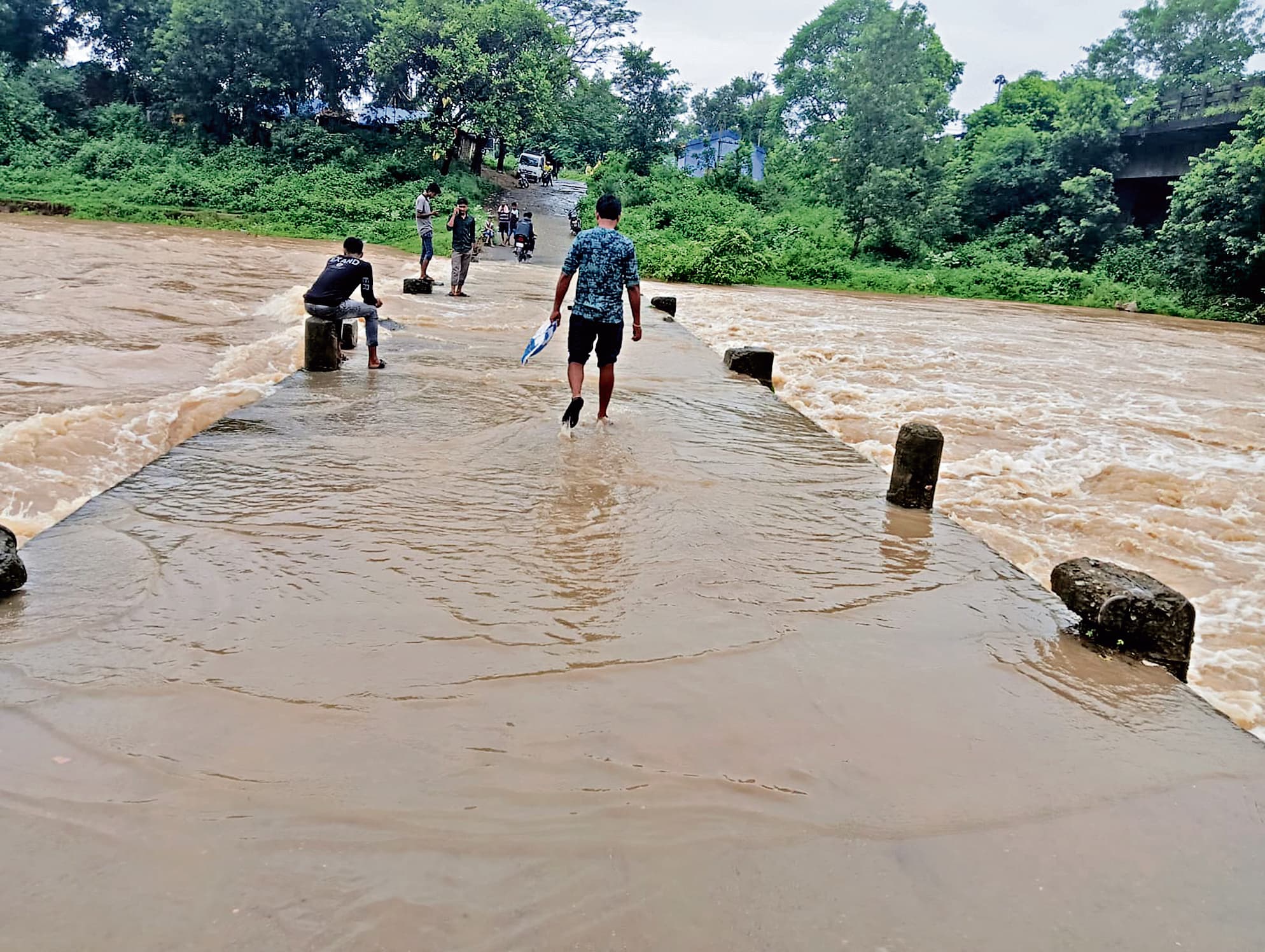 Chaibasa News : रोरो नदी उफनायी, पुलिया डूबी, सोमवार दोपहर तक 51 मिमी हुई बारिश