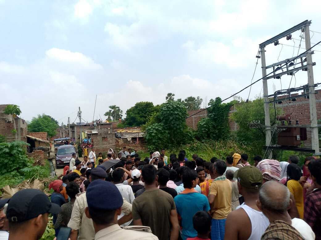ट्रांसफार्मर जला, बिजली-पानी के लिए सड़क जाम