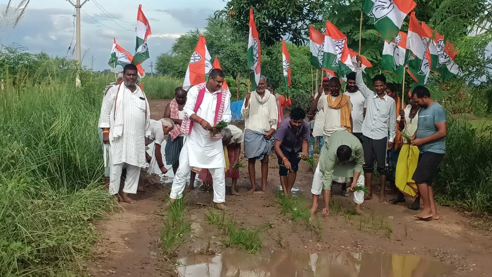 कांग्रेसियों ने जर्जर सड़क पर धनरोपनी कर जताया विरोध