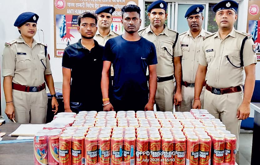 144 पीस कैन बीयर के साथ दो युवक गिरफ्तार