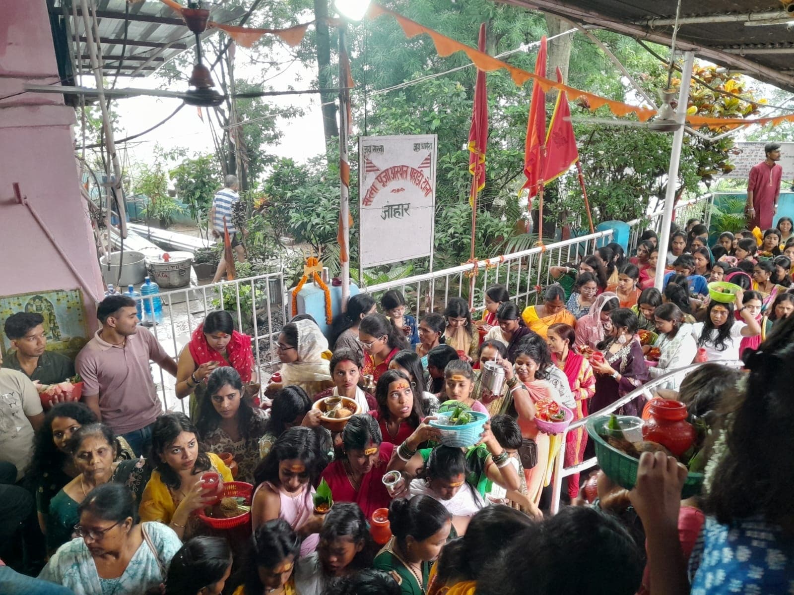 सावन की पहली सोमवारी पर पहाड़ी मंदिर में आस्था का जनसैलाब