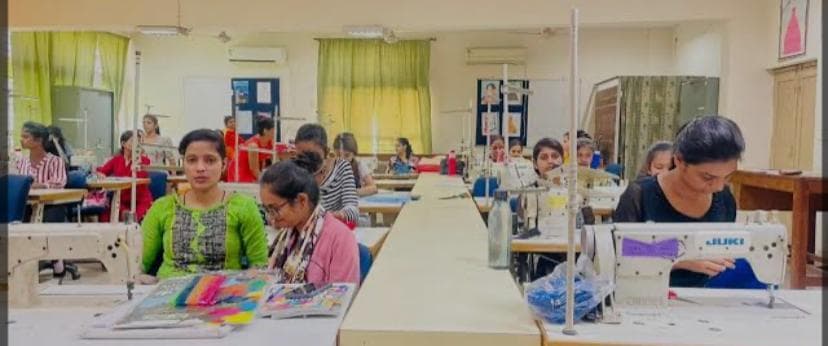 Ranchi News : इंजीनियरिंग की पढ़ाई छोड़ कला में बनायी पहचान