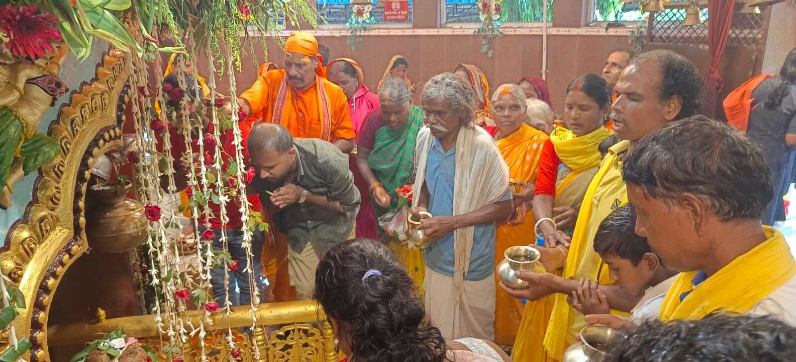 Ranchi News : आम्रेश्वर धाम में 20 हजार से अधिक भक्तों ने किया जलार्पण