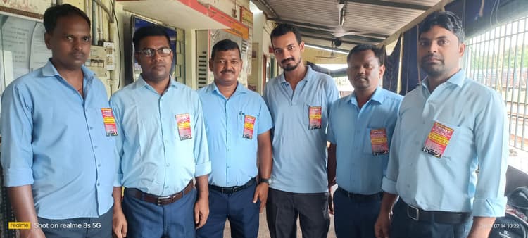 Dhanbad News : मांगों को लेकर अलारसा का विरोध सप्ताह शुरूनोट-14 गोमो अलारसागोमो. अलारसा धनबाद मंडल कमेटी के आहृवान पर 14 से 20 जुलाई तक सप्ताहव्यापी विरोध सप्ताह शुरू हो गया है. लोको रनिंग स्टाफ के साथ लगातार हो रहे शोषण, तानाशाही एवं अफसरशाही के खिलाफ विरोध सप्ताह का आयोजन किया है. एसोसिएशन के सदस्य क्रू लॉबी में बैज लगाकर ड्यूटी जा रहे हैं. 20 जुलाई तक बैज लगाकर ही ड्यूटी करेंगे. उनकी प्रमुख मांगों में प्रत्येक लॉबी के लिए क्रू बीट का निर्धारण करने, 36 घंटे में मुख्यालय वापसी सुनिश्चित करने, रेलवे बोर्ड के पत्रांक 143/2016 के अनुसार क्रू का साइन ऑन से साइन ऑफ ड्यूटी नौ घंटे लागू करने, 10 घंटे के बाद भी रिलीफ मांगने पर चार्जशीट देना बंद करने, एएलपी से जबरन स्कॉटिंग कराना बंद करने आदि मांगें शामिल हैं.