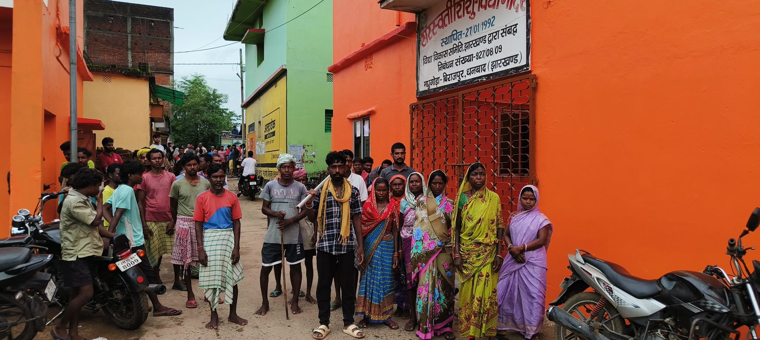 Dhanbad News : मनरेगा में कमीशन मांगने का आरोप लगा ग्रामीणों ने शिक्षक को घेरा, पुलिस ने सुरक्षित निकाला