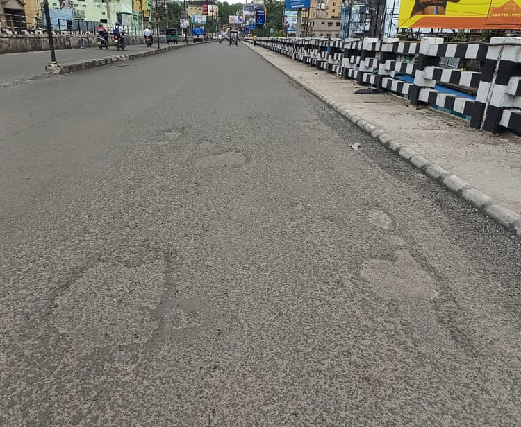 Dhanbad News: बैंक मोड़ फ्लाइओवर : मरम्मत के 10 दिन बाद ही सड़क पर बनने लगे गड्ढे