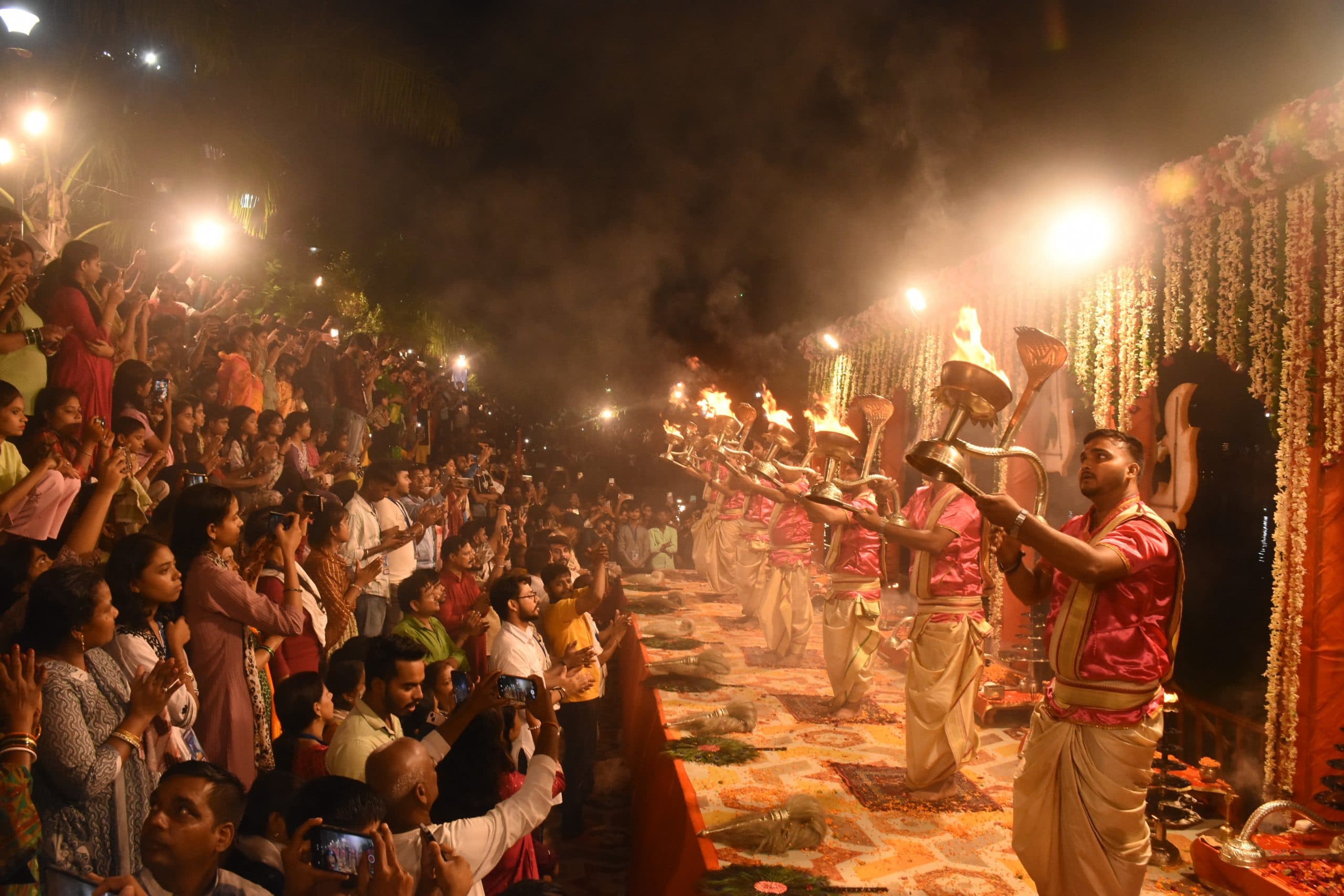 Dhanbad News : राजेंद्र सरोवर पर उतरा बनारस का दशाश्वमेध घाट