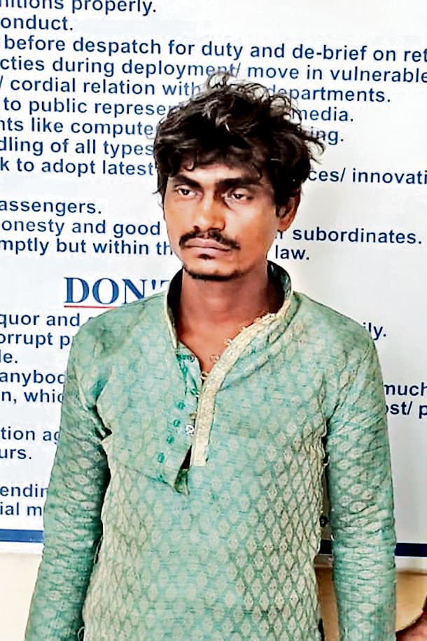 Jamshedpur News : रेलवे पुलिस ने आठवीं बार चोरी के मोबाइल के साथ एक युवक को पकड़ा, भेजा जेल